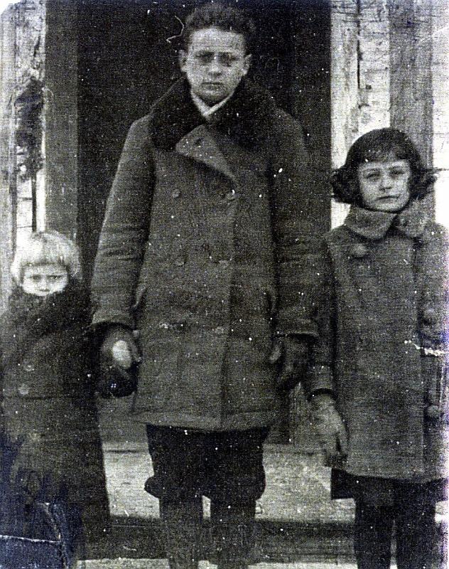 3 ludzi.jpg - od lewej: Danuta, Jan, Julia  Rutkowscy, Dołhe, 1942 r.